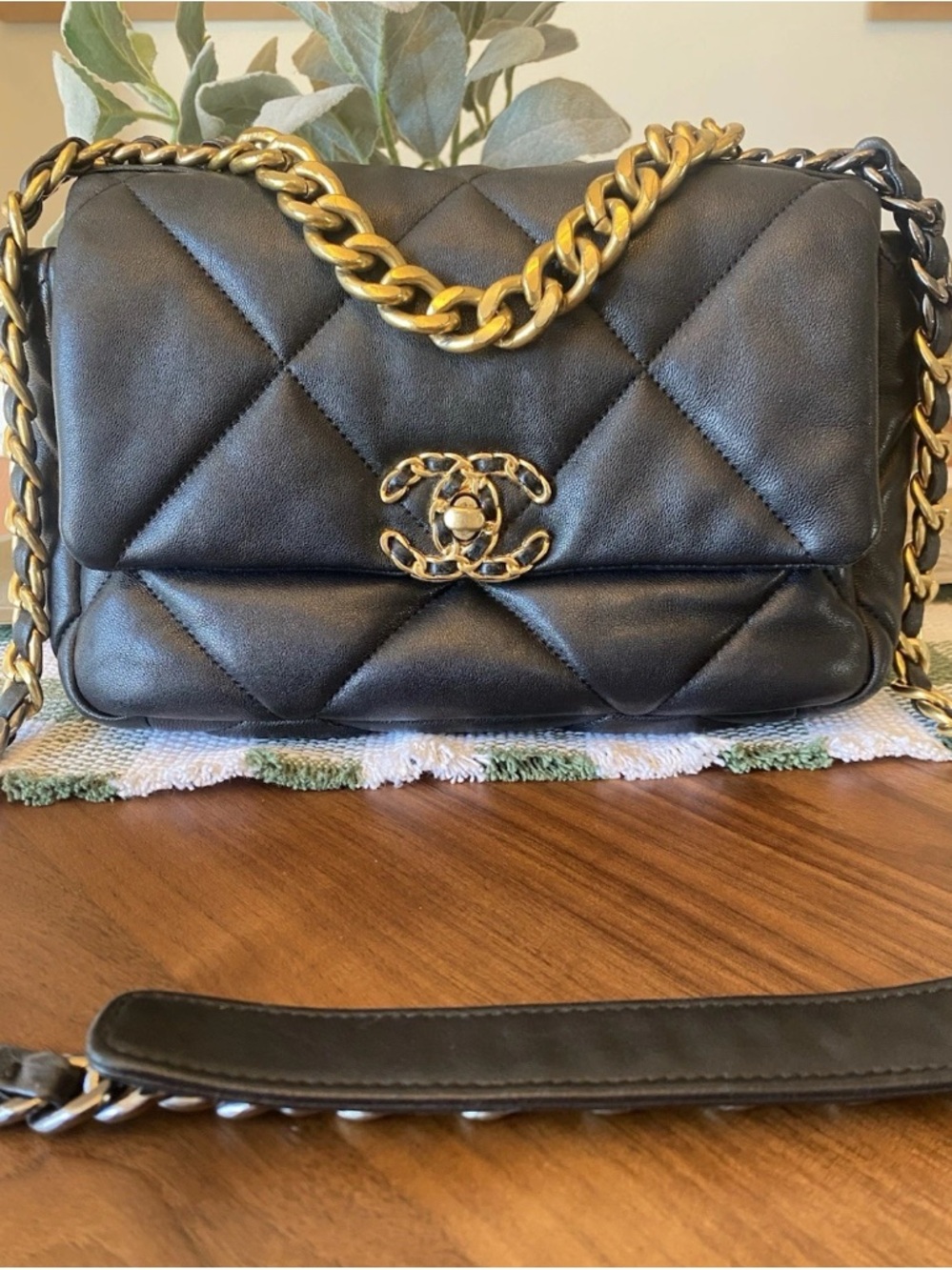 CHANEL Black Quilted Lambskin Shoulder Bag with Gold Chain